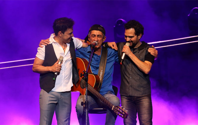 Zezé Di Camargo e Luciano recebem Raimundo Fagner no palco