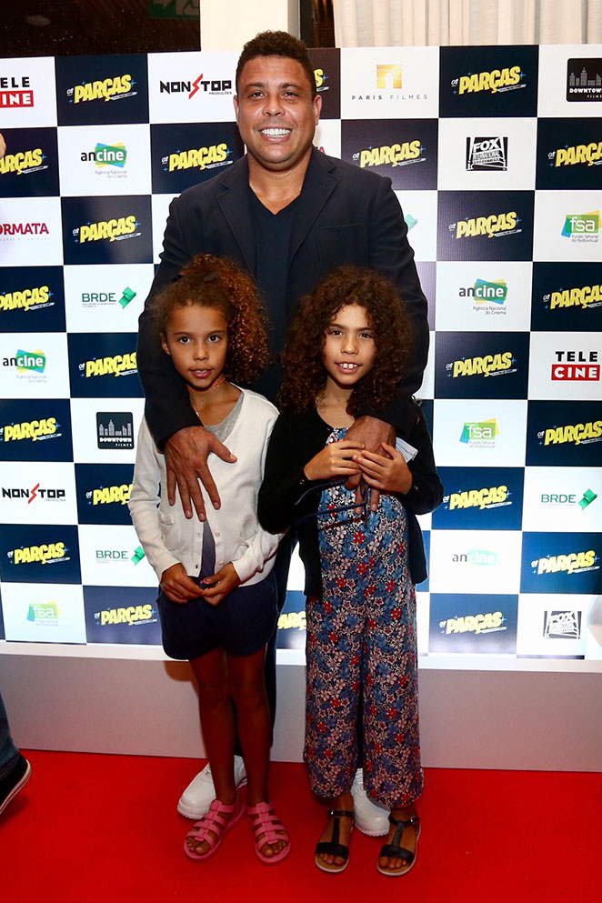 Ronaldo Fenômeno leva as filhas em pré-estreia