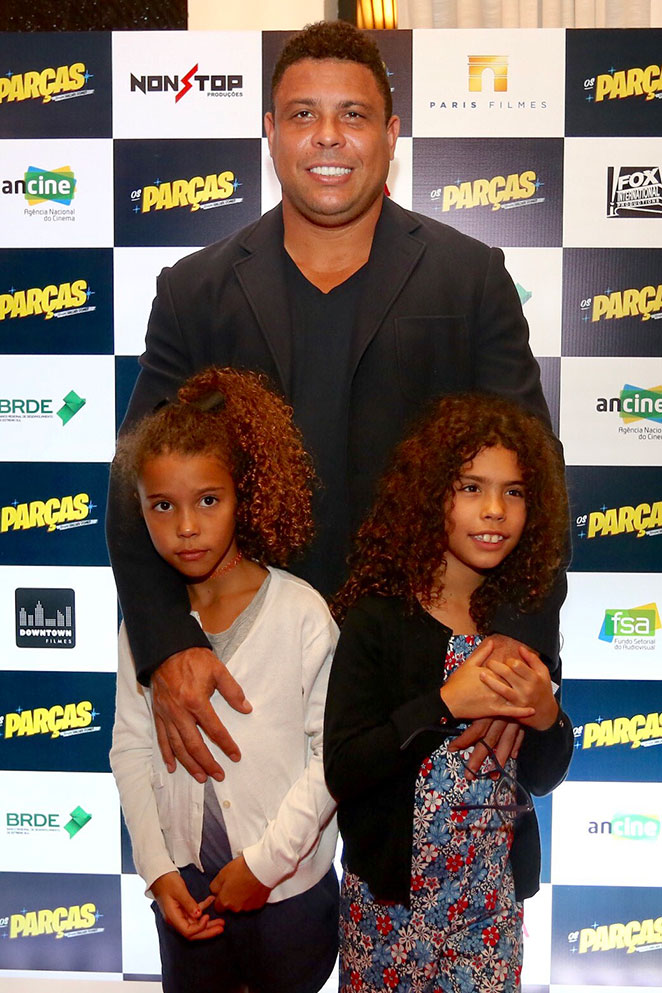 Sem Graciele, Zezé posa com as filhas em pré-estreia
