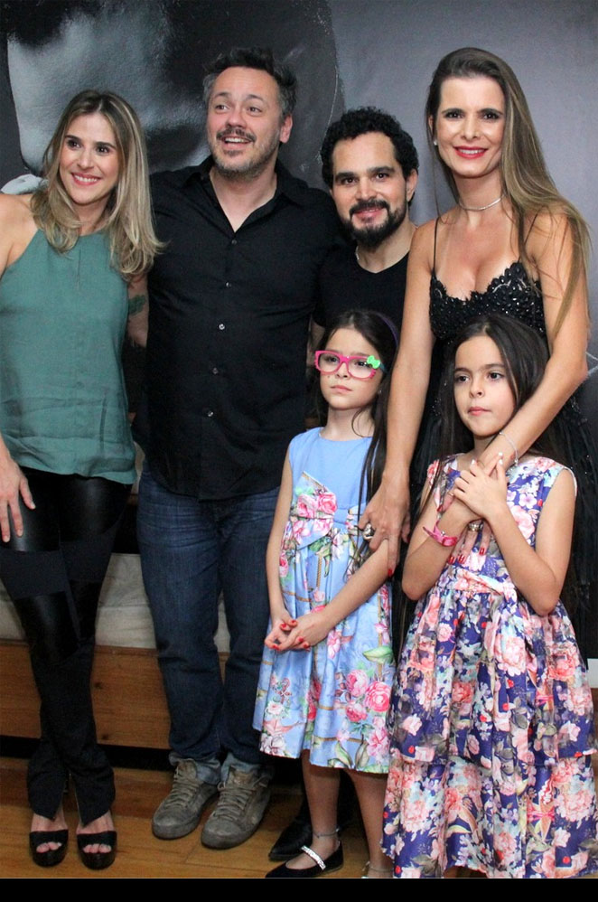  Danton Mello e a esposa, Sheila Ramos, Luciano e a esposa Flávia Viana com as filhas Helena e e Isabella