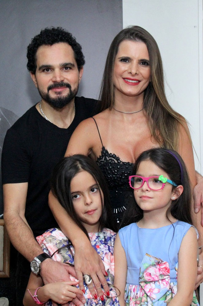 Luciano e a esposa Flávia Viana com as filhas Helena e e Isabella