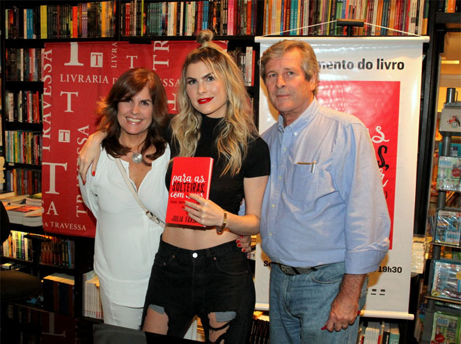 Julia Faria com os pais,  Monica e Alberto