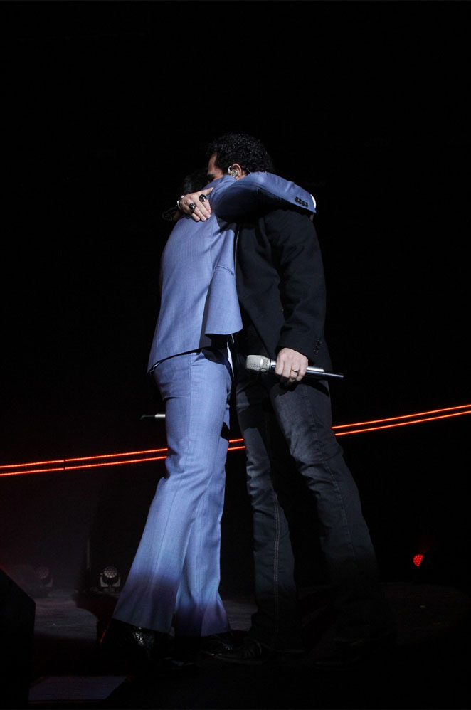 Zezé Di Camargo e Luciano se abraçam durante show