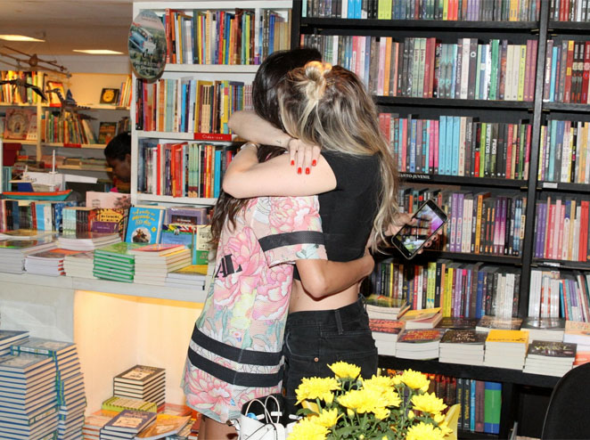 O abraço gostoso entre Julia Faria e Thaila Ayala