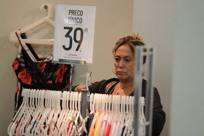 Susana Vieira aproveita liquidação em dia de compras