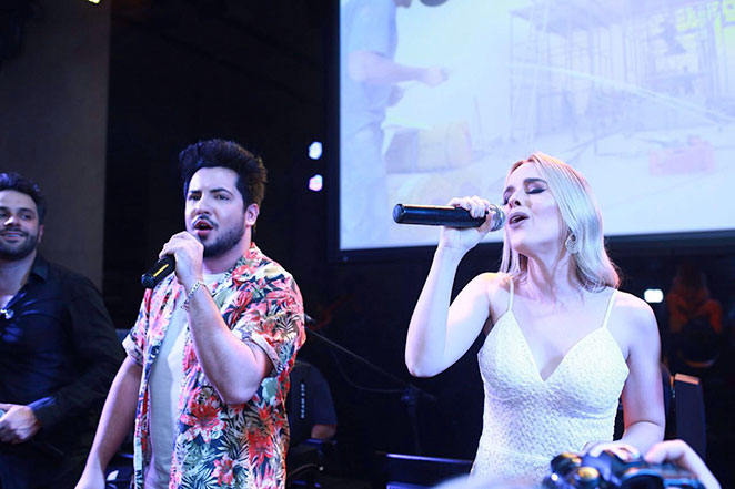 Thaeme e Thiago fazem pocket show em inauguração de loja