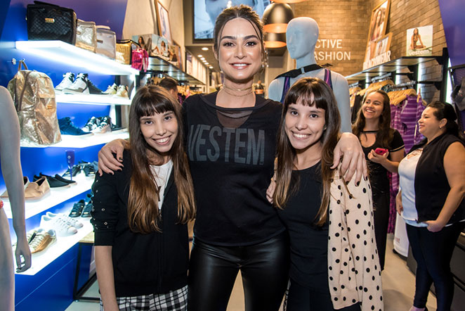 Thaila Ayala marca presença em evento fitness