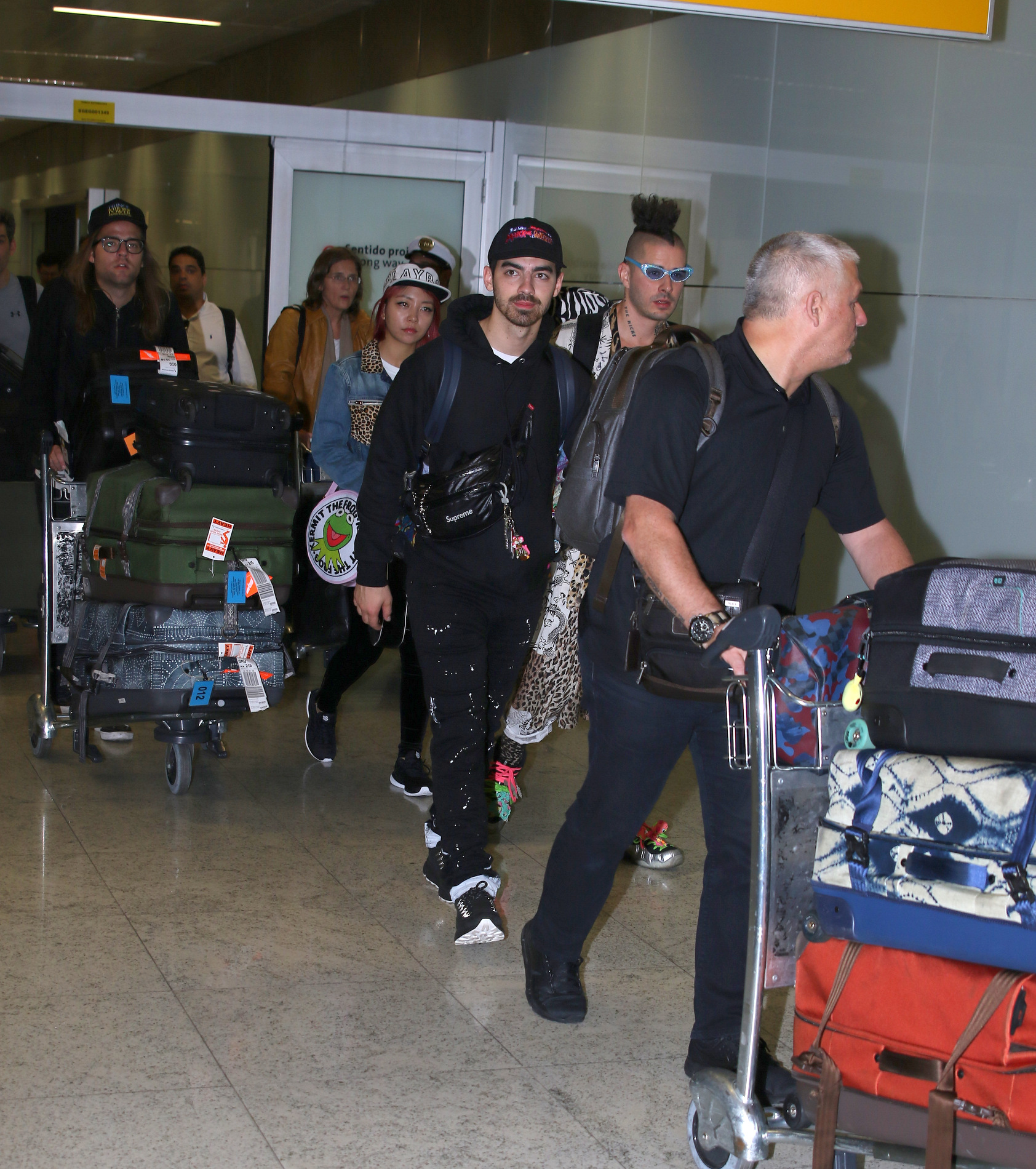 Com look estiloso, Joe Jonas desembarca no Brasil