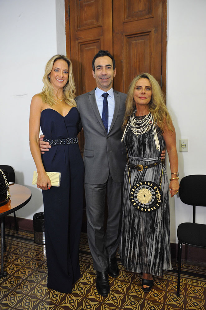 Ticiane Pinheiro e César Tralli esbanjam elegância em evento