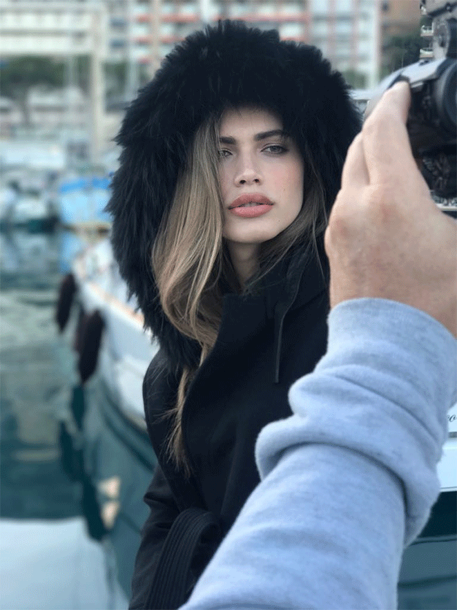 Top trans Valentina Sampaio fotografa campanha em Mônaco  