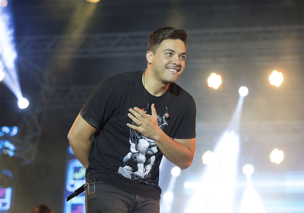 Wesley Safadão faz alegria de fãs em show