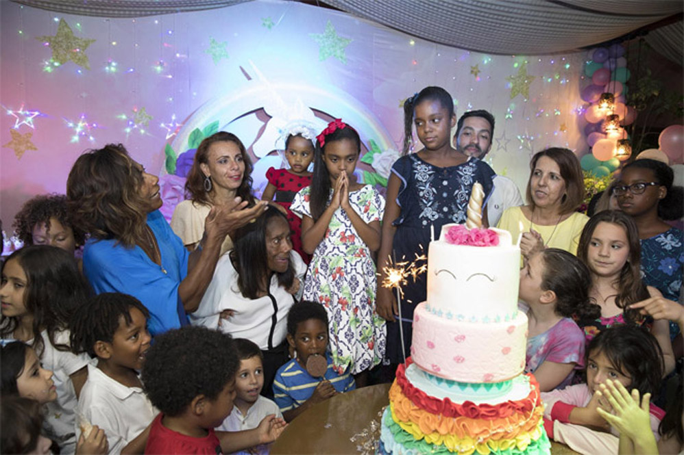 Com o tema Unicórnio, Gloria Maria festeja o aniversário das filhas