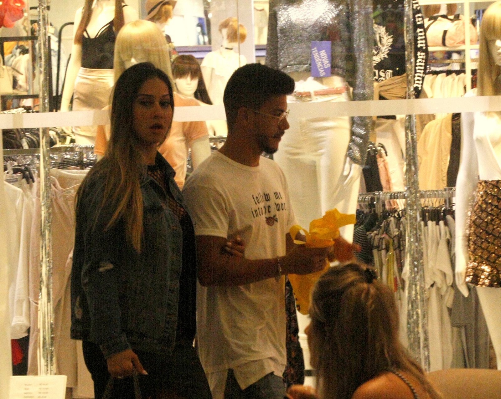 Grudadinhos, Arthur Aguiar e Mayra Cardi curtem passeio por shopping