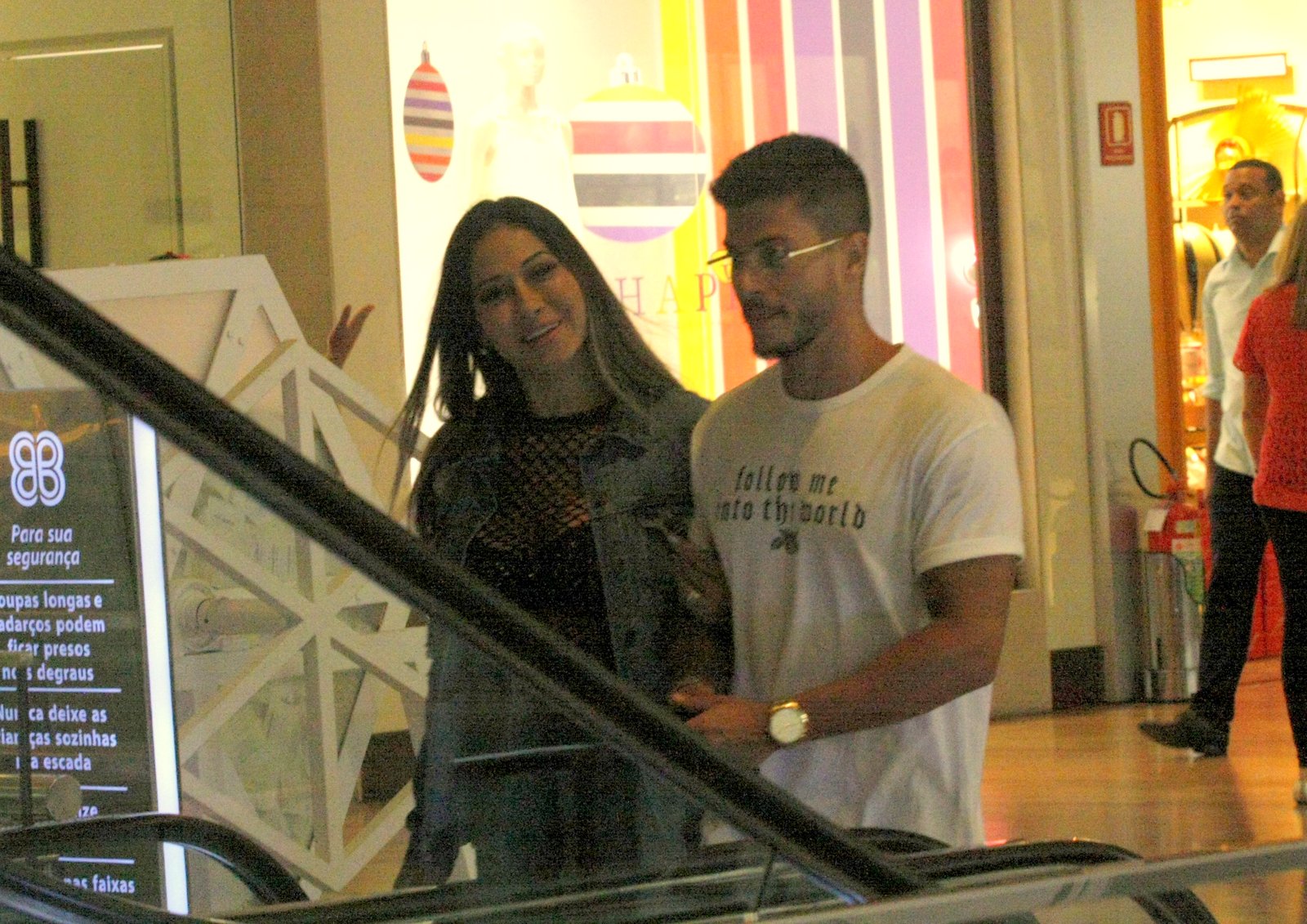 Grudadinhos, Arthur Aguiar e Mayra Cardi curtem passeio por shopping