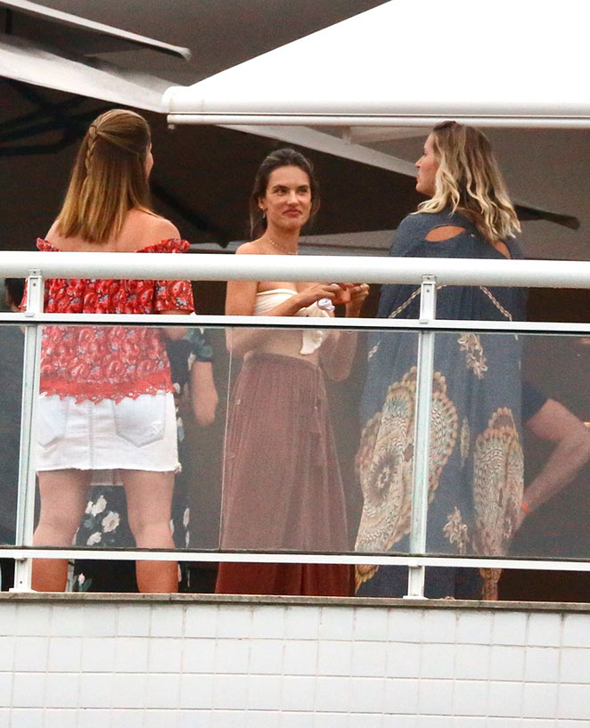 Alessandra Ambrósio faz festa com famosos em Florianópolis