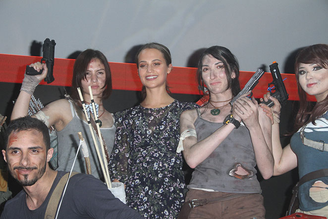 Alicia Vikander posa com cosplayers de Tomb Raider em evento