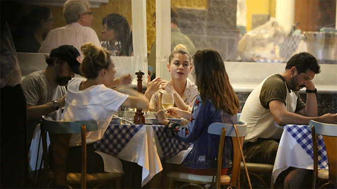 Alinne Moraes janta com marido e amigos em Ipanema