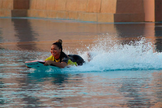Ana Paula Evangelista nada com golfinhos em Dubai