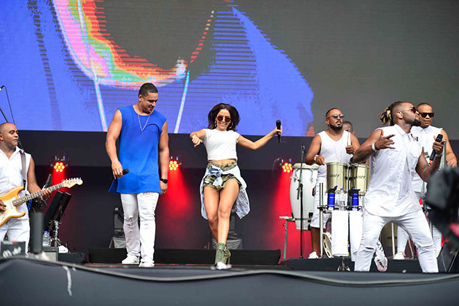 Anitta ‘invade’ show do Harmonia do Samba e arrasa no palco