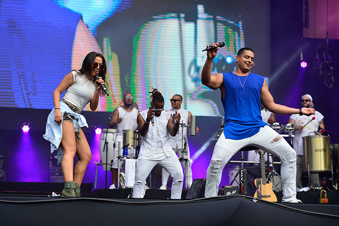 Anitta ‘invade’ show do Harmonia do Samba e arrasa no palco