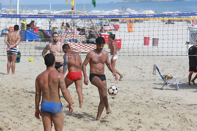 Bruno Cabrerizo mostra habilidade no futevôlei no Rio