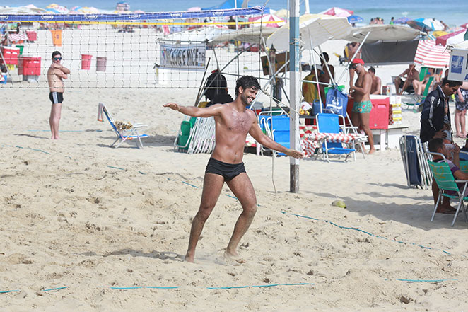 Bruno Cabrerizo mostra habilidade no futevôlei no Rio