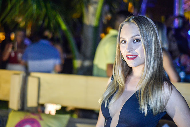 Com mega decote e fenda, Carla Dias confere evento em Maceió