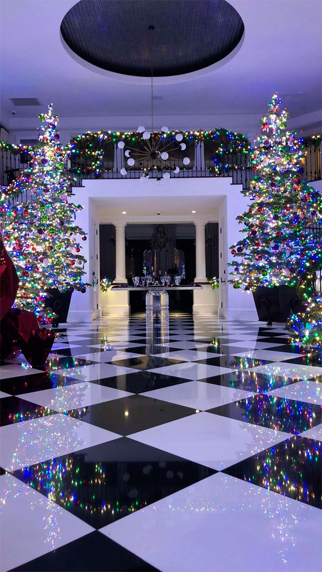 Kim Kardashian mostra decoração de Natal de mansão