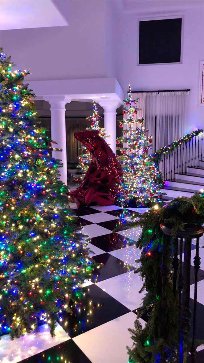 Kim Kardashian mostra decoração de Natal de mansão
