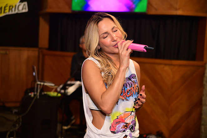 Claudia Leitte solta a voz no estúdio da Transamérica