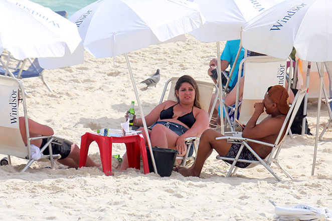 Com direito a cervejinha, Marília Mendonça curte praia no RJ