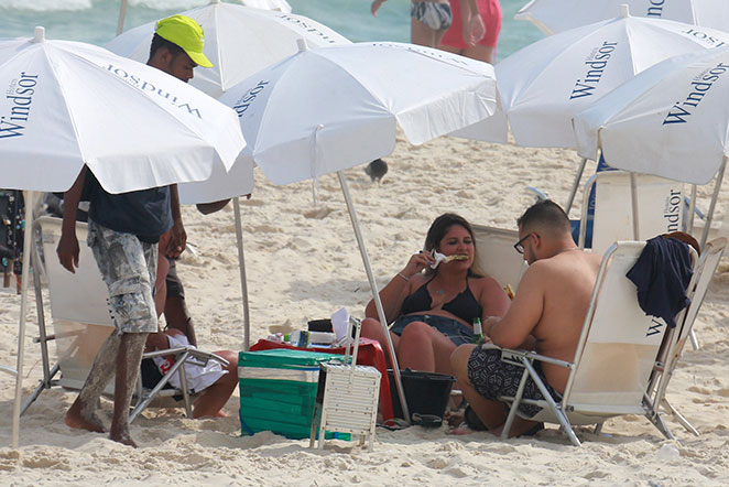 Com direito a cervejinha, Marília Mendonça curte praia no RJ