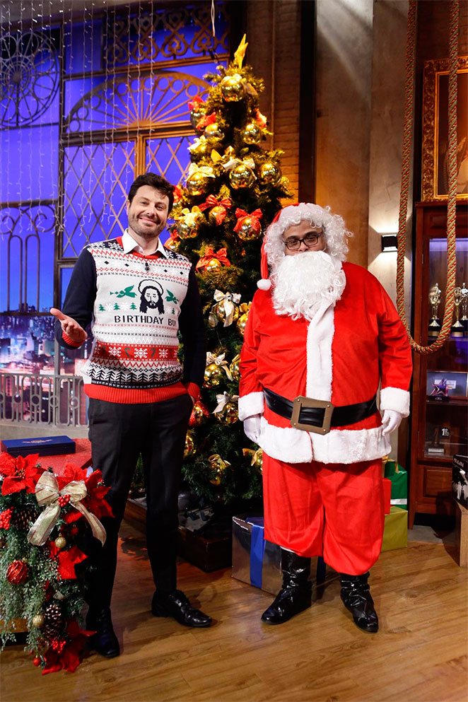 Danilo Gentili inaugura cenário de Natal no The Noite