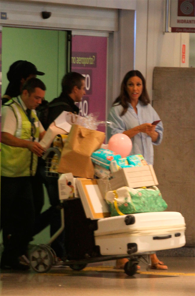 De chinelo e camisão, Ivete Sangalo é vista em aeroporto