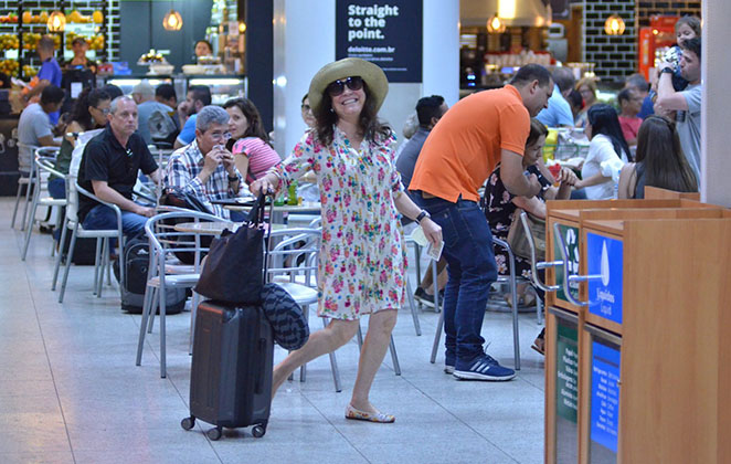 Regina Duarte posa animada em aeroporto