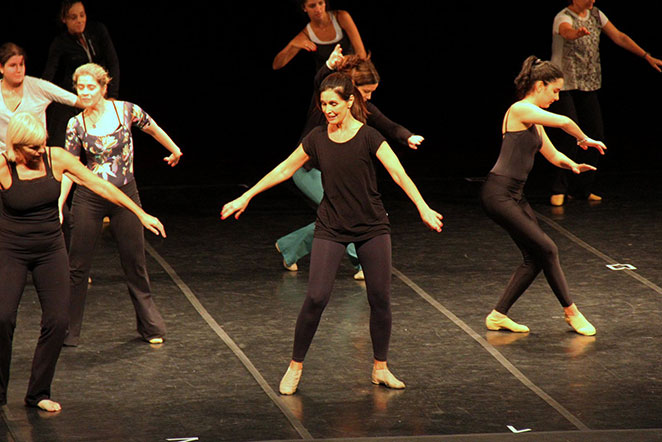 Fátima Bernardes ensaia dança em teatro no Rio
