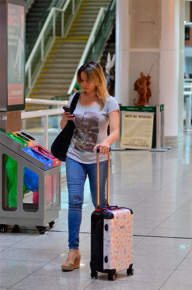 Fernanda Gentil esbanja simpatia em aeroporto