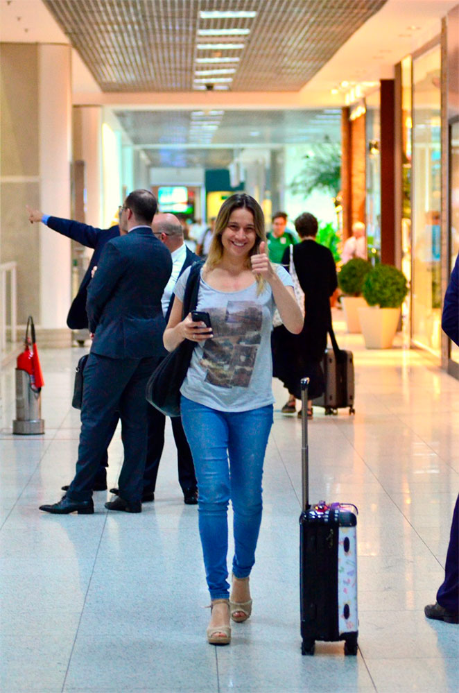 Fernanda Gentil esbanja simpatia em aeroporto