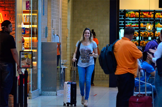 Fernanda Gentil esbanja simpatia em aeroporto