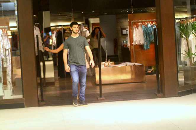 Filho de William Bonner curte passeio no shopping com loira