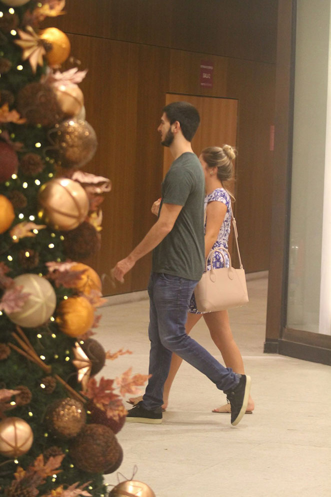  Filho de William Bonner curte passeio no shopping com loira