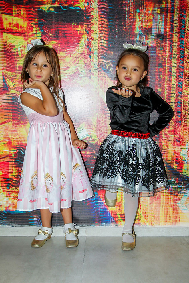 Gêmeas Maya e Kiara roubam a cena em show do KLB