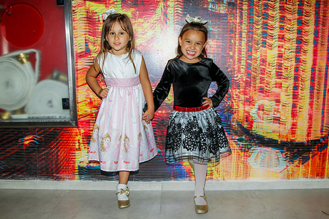 Gêmeas Maya e Kiara roubam a cena em show do KLB