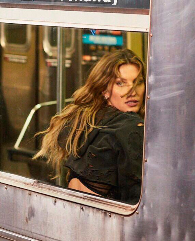 Gisele Bündchen fotografa no metrô do Brooklyn, em NY