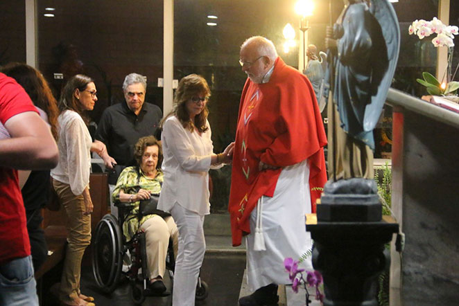 Glória Perez recebe carinho de amigos em missa