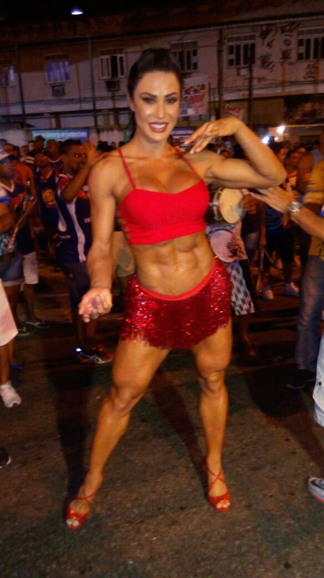 Gracyanne Barbosa exibe barriga sarada em ensaio do samba
