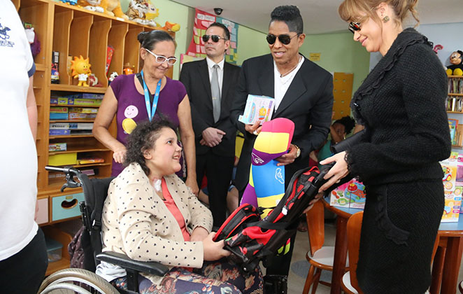 Irmão de Michael Jackson distribui brinquedos no Brasil