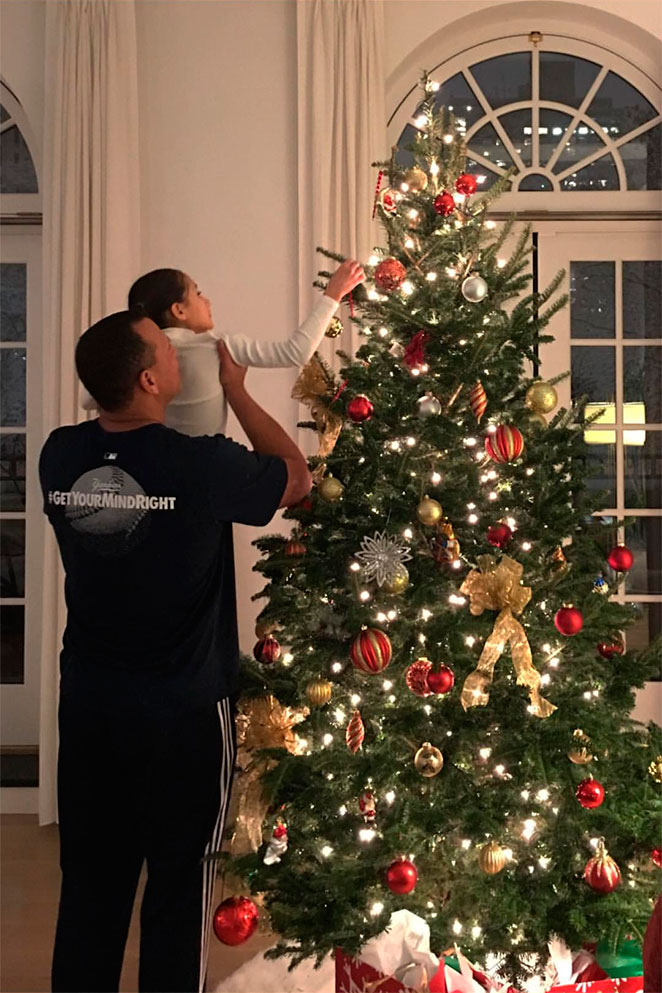 Jennifer Lopez mostra árvore de Natal de mansão