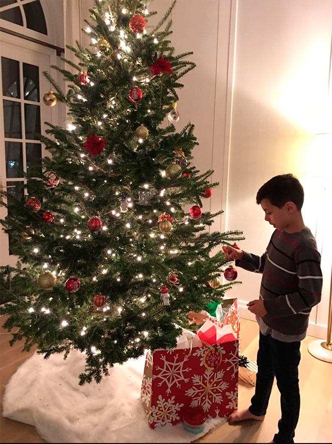 Jennifer Lopez mostra árvore de Natal de mansão