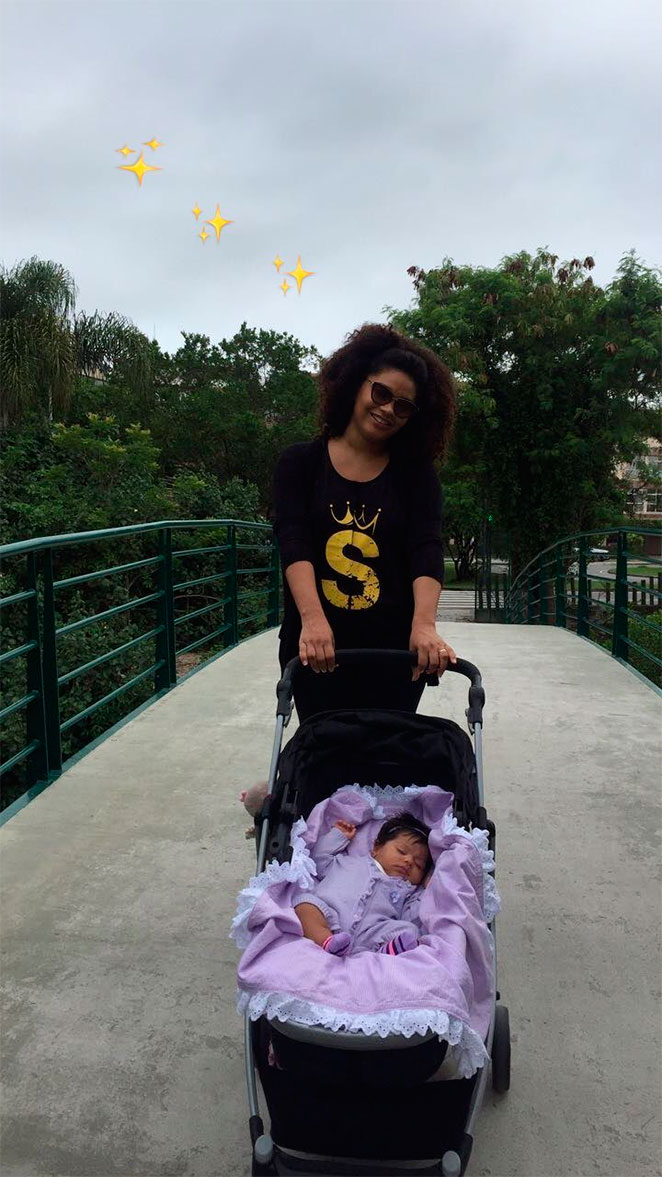 Juliana Alves passeia com Yolanda e compartilha na web